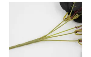 Détail de la tige de rose artificielle montrant la texture réaliste et les feuilles