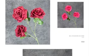 Primo piano di bouquet di rose diamantate a 7 teste in seta rossa e magenta