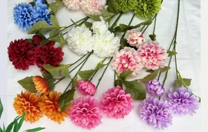 Detailweergave van kleurrijke zijden dahlia-boeketten met gelaagde bloemen en bladeren