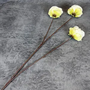Trois roses en soie crème et verte avec tiges texturées pour décoration de mariage