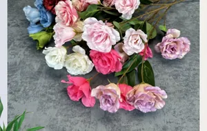 Nahaufnahme lebensechter künstlicher Eustoma-Blumen in verschiedenen Farben mit Blättern