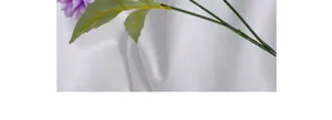 Macro-opname van paarse kunstmatige dahlia-bloembladen met realistische groene bladeren