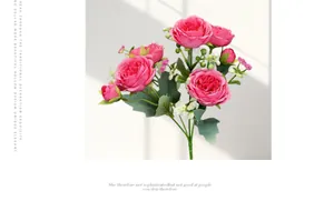 Vue détaillée d'un bouquet de pivoines artificielles roses avec des feuilles vertes