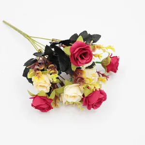 Bouquet de 10 roses artificielles bicolores rouge et crème pour décoration de mariage