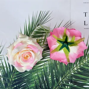 Detail einer 10cm Seidenrosenblüte mit Farbverlauf und Kelchblatt-Struktur