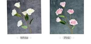 Confronto dettagliato tra fiori di Eustoma artificiali bianchi e rosa con foglie