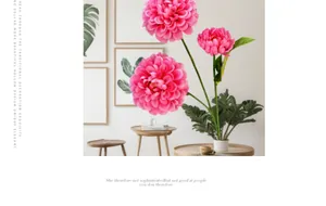 Detailopname van levendige roze kunstmatige dahlia bloemen in een modern interieur
