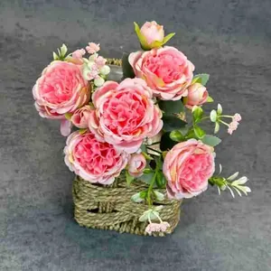 Bouquet de pivoines roses artificielles dans un panier en corde pour décor de maison