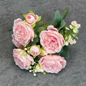 Bouquet de pivoines et roses roses artificielles avec feuilles vertes réalistes décor