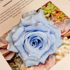 Detailansicht eines 10cm blassblauen künstlichen Rosenkopfs für Hochzeitstortendekoration