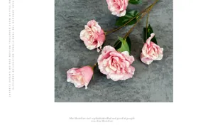 Detail von rosa und weißen künstlichen Eustoma-Blumen aus Seide mit realistischen Blättern