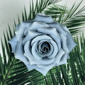 Detailstruktur eines künstlichen Seidenrosenkopfes in Staubblau für DIY-Hochzeitsdeko