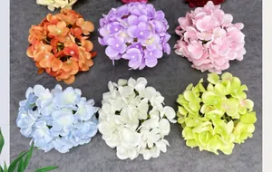 Dettaglio di teste di ortensia in seta in arancione, viola, rosa, blu, bianco e verde