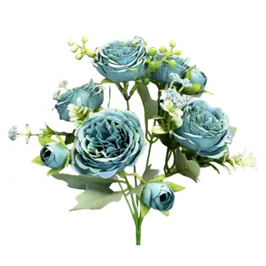 Bouquet de pivoines artificielles bleu Morandi avec roses vintage et feuilles vertes