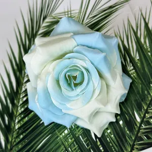 Detail einer 10cm Kunstrose in Blau und Creme für Hochzeitsdeko und Bastelarbeiten