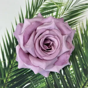 Detailansicht künstlicher 10cm Rosenkopf mit geschichteten Seidenblütenblättern