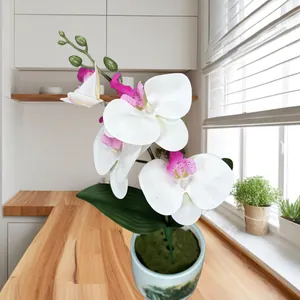 Witte kunstmatige orchidee in blauwe keramische pot voor huis- en bruiloftsdecoratie