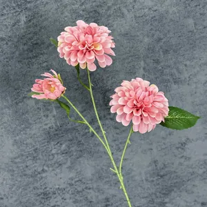 Roze kunst dahlia met drie bloemhoofden en groene bladeren voor bruiloftsdecoratie