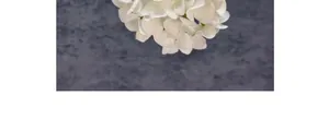 Dettaglio di petali di ortensia artificiale bianca con trama di seta realistica