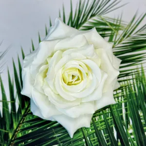 Detailansicht eines weißen künstlichen Rosenkopfs für Hochzeiten und DIY-Floristik