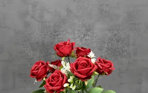 Detalle de rosas rojas artificiales con pétalos de seda de alta calidad y hojas