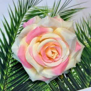 Draufsicht auf einen 10 cm großen künstlichen Rosenkopf mit rosa-cremefarbenem Verlauf