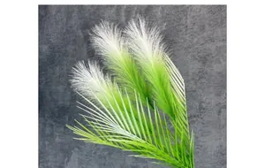 Λεπτομέρεια από τεχνητό γρασίδι pampas και φύλλο φοίνικα για μοντέρνα διακόσμηση