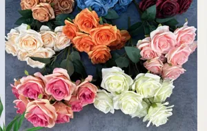 Vue détaillée de dessus d'un bouquet de roses en soie multicolores avec feuillage
