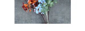 Detalle de hojas de azalea artificiales coloridas con texturas de vetas realistas