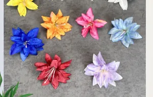 Detailopname van kleurrijke zijden leliebloemhoofden voor DIY bruiloft decoratie