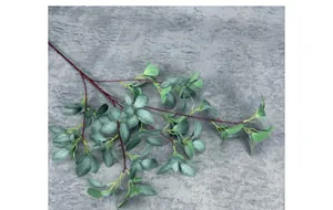 Vista detallada de hojas verdes artificiales con venas realistas y tallos rojos decorativos
