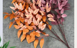 Détail de feuilles de saule artificielles aux couleurs d'automne avec texture