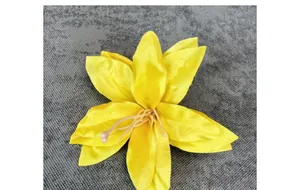 Detailopname van gele kunstleliekop van zijde voor DIY bruiloft decoratie projecten