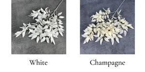Detail van kunstmatige lange wilgenblaadjes in wit en champagne voor bruiloftsdecoratie
