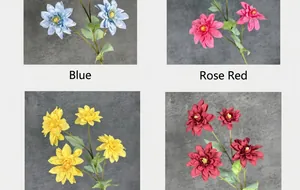 Dettaglio di fiori di dalia artificiali in blu, rosa, giallo e rosso decorativi