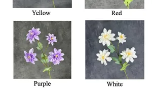 Dettaglio di fiori di dalia artificiali a quattro teste in giallo, rosso, viola e bianco
