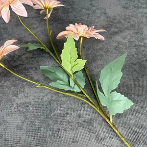 Dalia artificiale rosa con quattro teste e foglie verdi per decorazioni matrimoniali