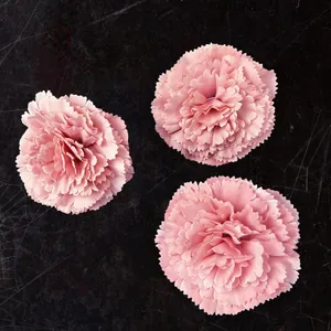 Trois têtes de fleurs d'œillets artificiels roses pour décorations de mariage DIY