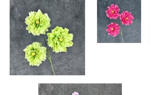 Primer plano de cabezas de peonía artificiales con vibrantes capas verdes y rosas