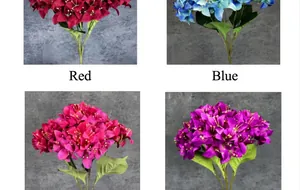 Detailweergave van kunstmatige bougainvillea-bundels in rood, blauw, roze en paars