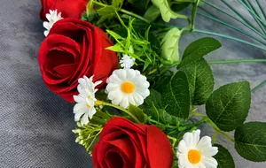 Dettaglio di 18 rose in velluto rosso e margherite con consistenza in seta realistica