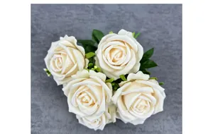 Vista superior de un ramo de rosas de terciopelo blanco crema con hojas verdes reales