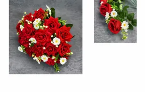 Dettaglio di rose finte in velluto rosso con margherite per decorazioni casa