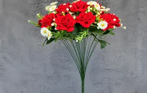 Dettaglio bouquet di rose in velluto da 45cm e margherite con dimensioni