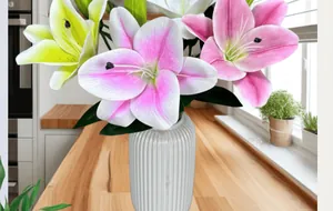 Nahaufnahme künstlicher 3D-Lilien in weißer Keramikvase für die Innendekoration