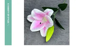 Detailaufnahme der rosa 3D-Lilie mit realistischem Blütenkopf und grünen Blättern