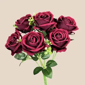 Ramo artificial con siete rosas de terciopelo rojo intenso y hojas verdes realistas
