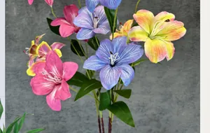Dettaglio dei petali di giglio stampati in 3D con trame fini e dettagli floreali