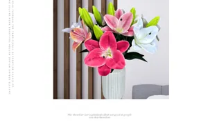 Detailansicht naturgetreuer 3D-Lilien in weißer Keramikvase für elegante Wohndekoration