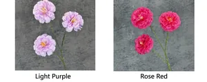 Detalle de flores de hibisco artificiales en violeta claro y rojo rosa para decoración